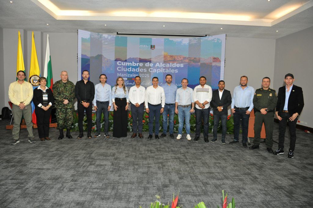 Foto de Alcaldes en la cumbre de alcaldes de ciudades capitales Manizales 2025
