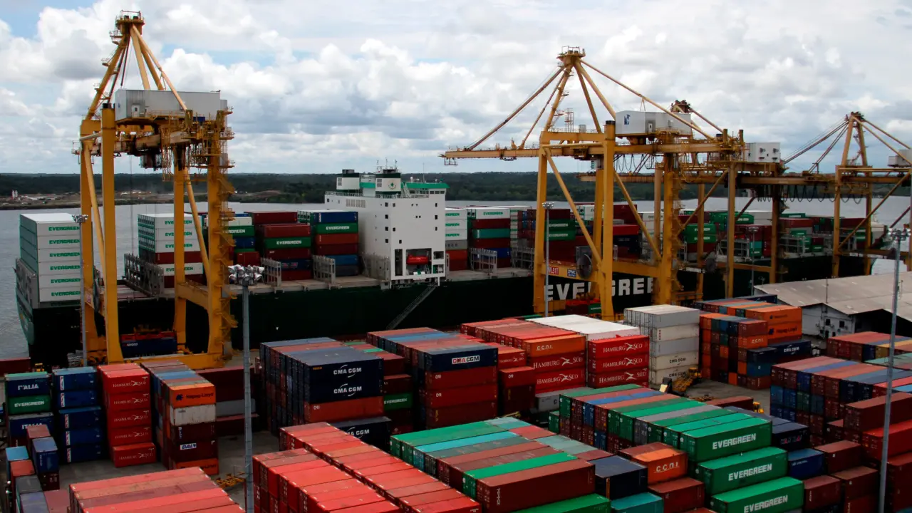 Imagen de un puerto de carga representando los Aranceles a importaciones