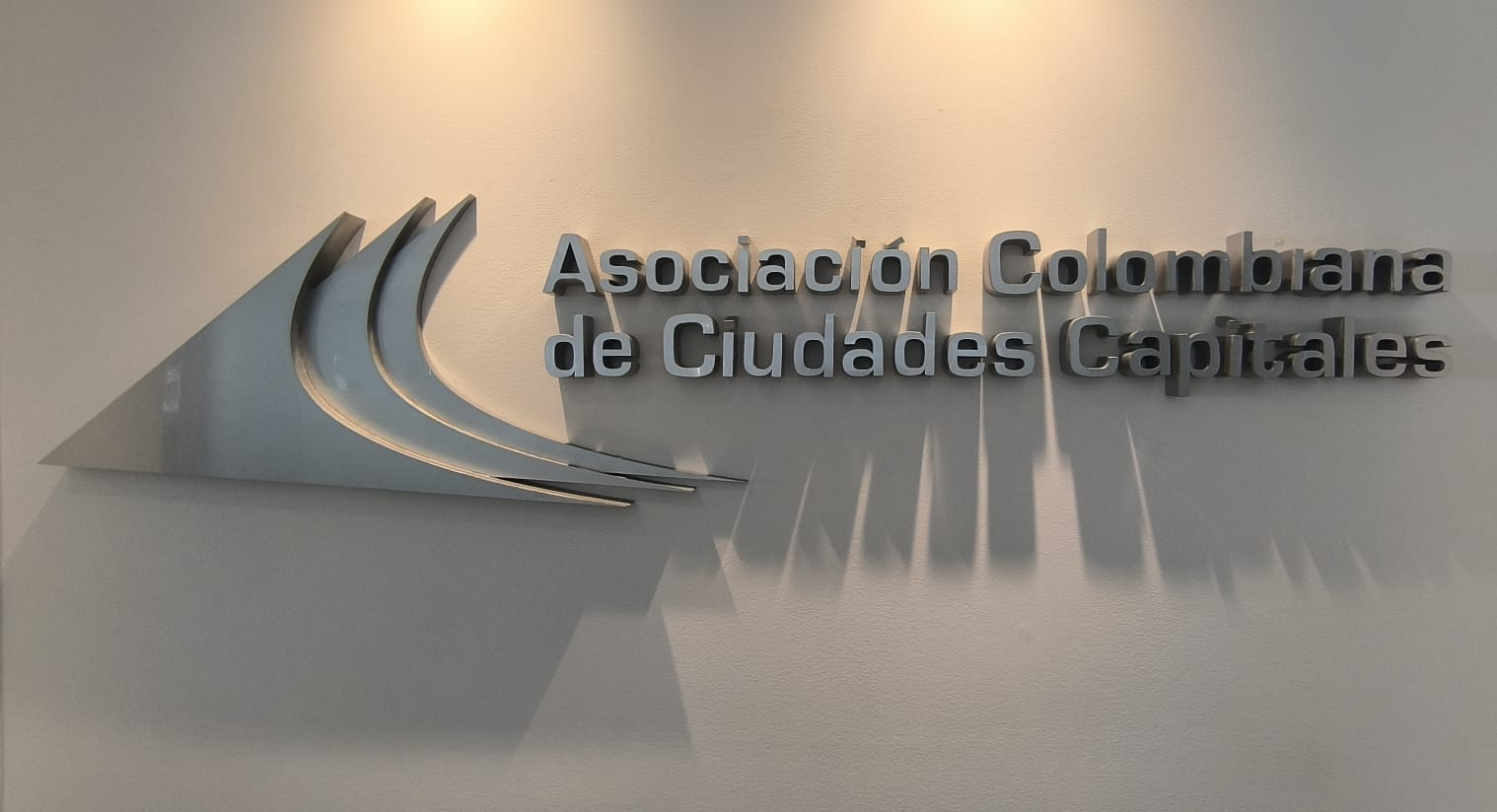 Asocapitales abre convocatoria de prácticas profesionales para formar nuevos líderes en gestión pública, seguridad y asuntos legislativos