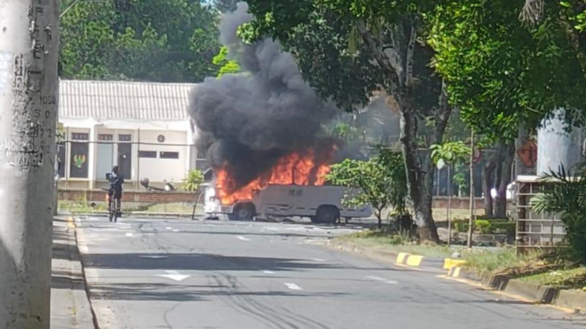 atentado en Cali con un bus escolar