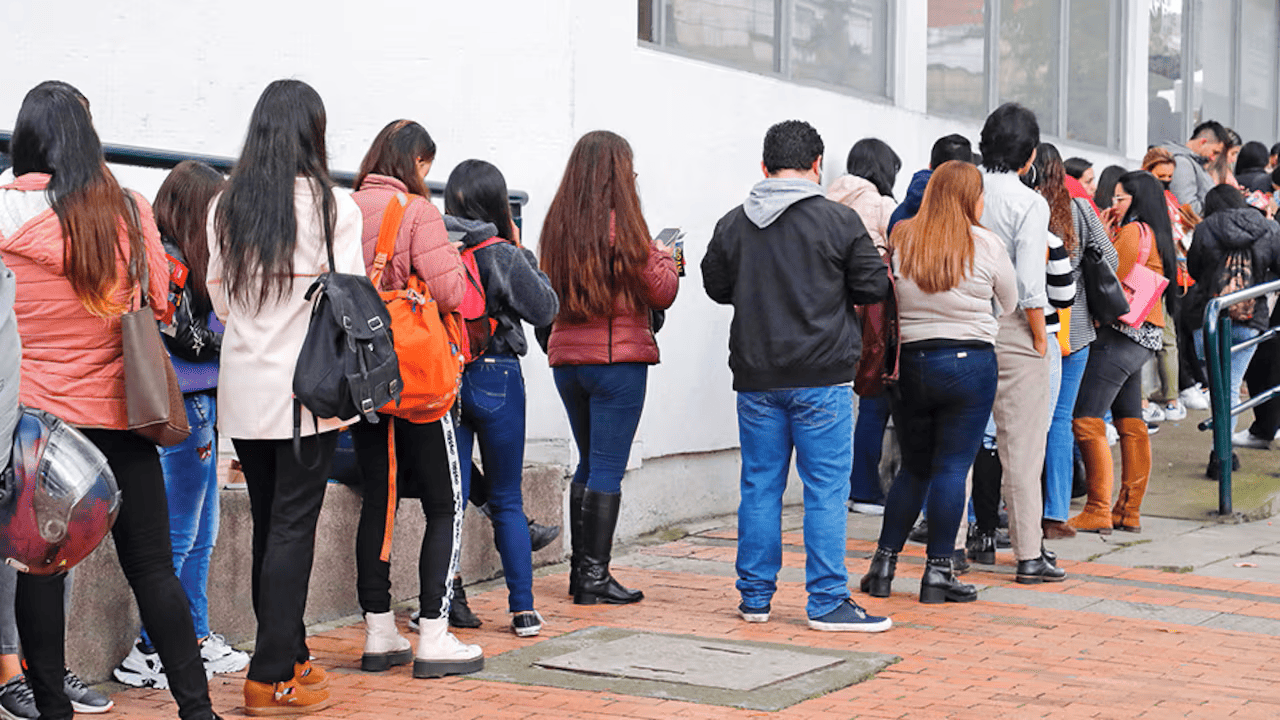 personas haciendo fila para conseguir empleo