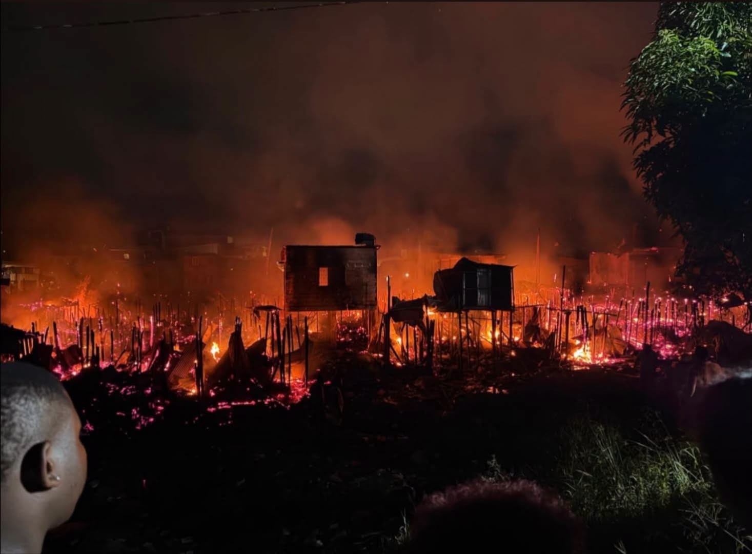 Imágen de casas incendiándose en Quibdó