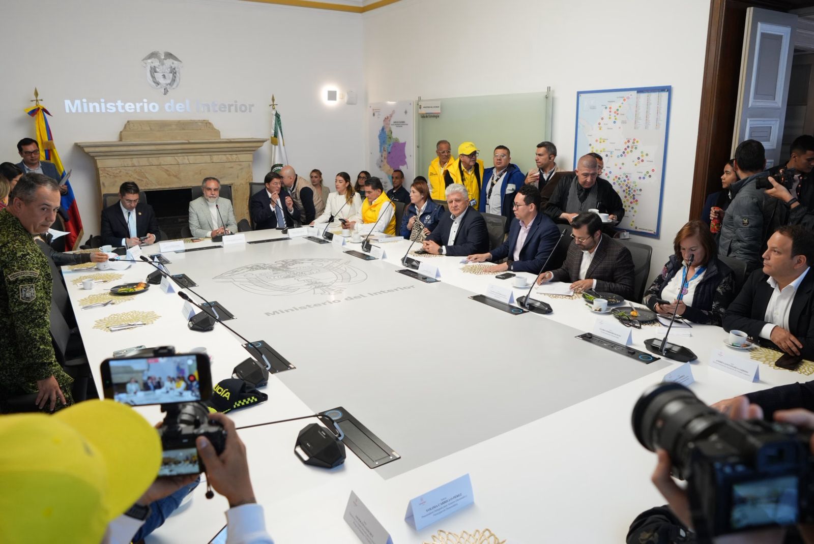 Autoridades prevén concentraciones en siete ciudades capitales antes del cierre de las urnas para elegir presidente de Colombia