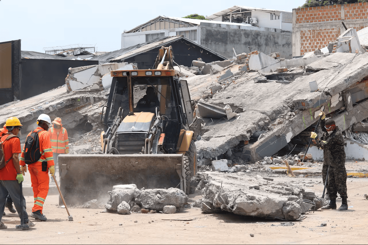 foto de proceso de remoción de escombros tras el terremoto
