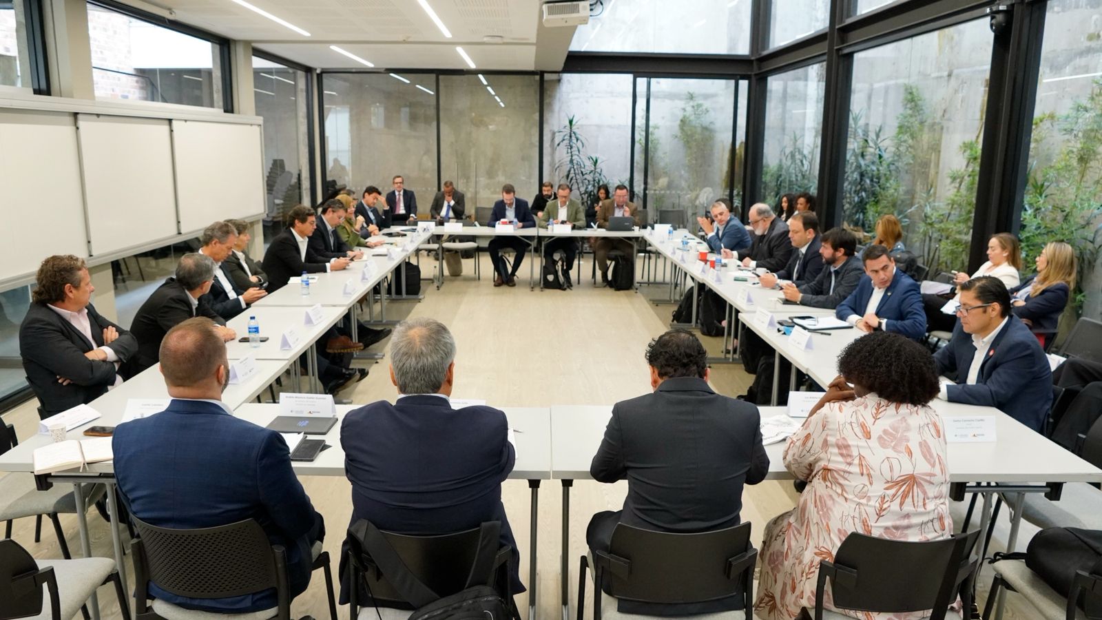 Reunión de autoridades analizando la situación de seguridad en Colombia