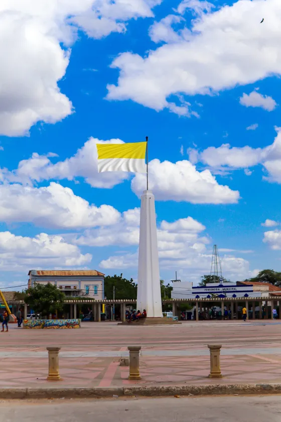 Plaza de Uribia con la bandera izada 