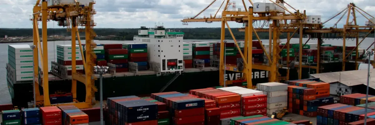 Imagen de un puerto de carga representando los Aranceles a importaciones