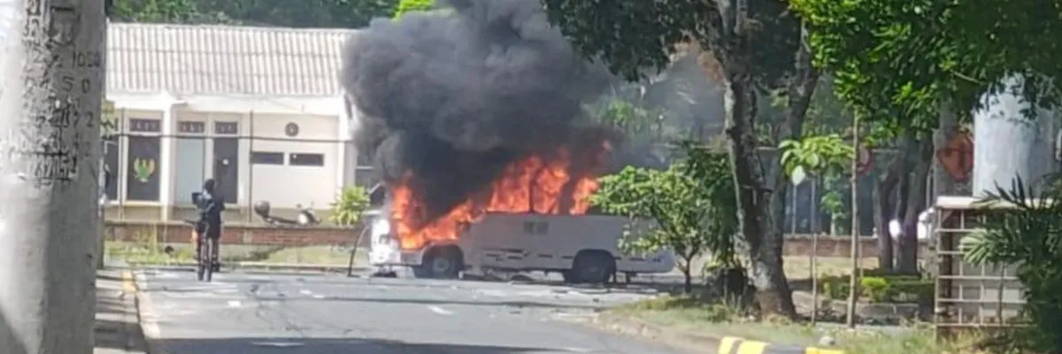 Imagen de atentado en Cali con un bus escolar