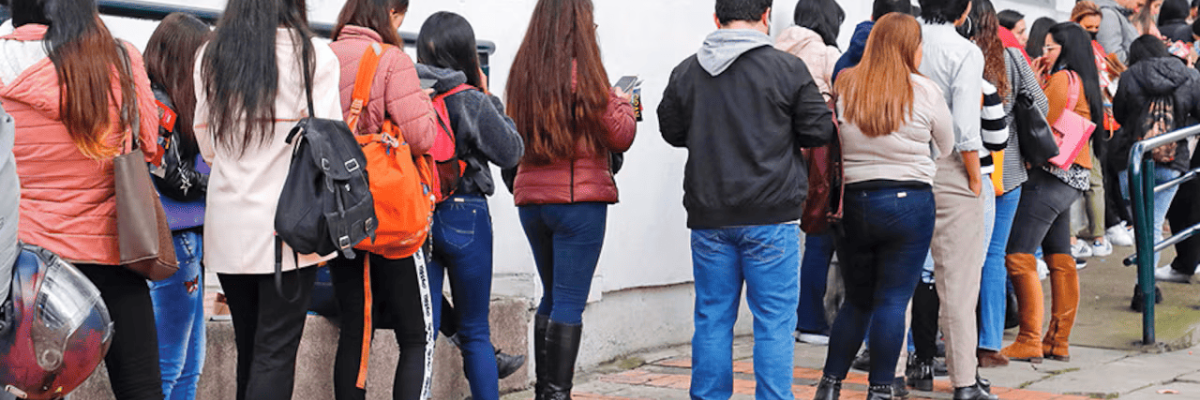 imagen de personas haciendo fila para conseguir empleo