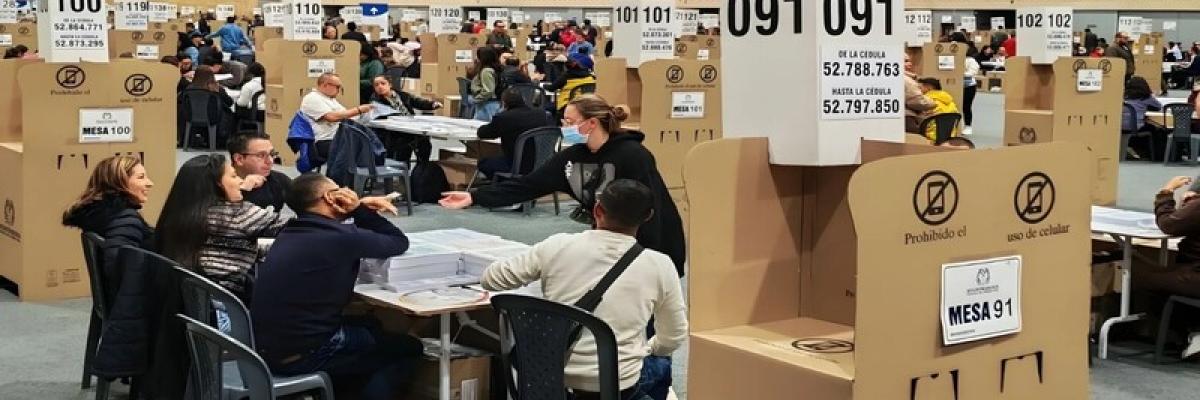 puesto de elección lleno de electores 