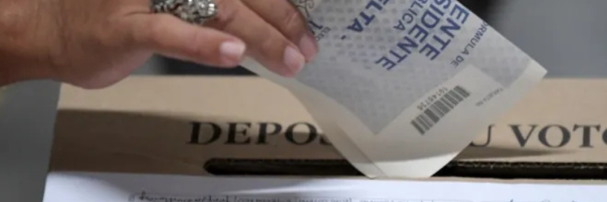 Persona ingresando el vota a la urna 