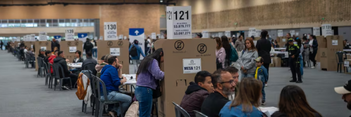 Puesto de votación lleno de electores ejerciendo libremente su derecho al voto