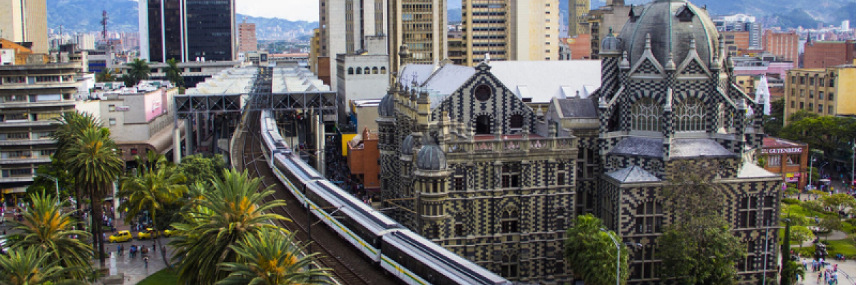 Foto de la Plaza de Botero y el metro de Medellín