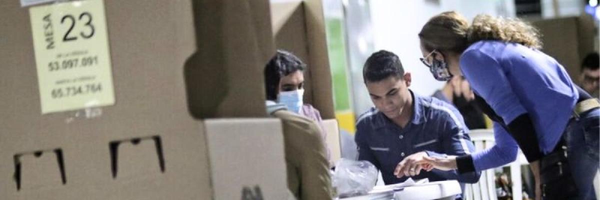 Jurados de votación en medio de conteo de votos