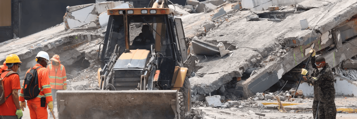 foto de proceso de remoción de escombros tras el terremoto