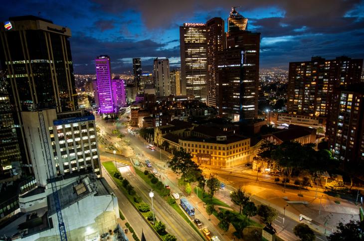 Bogotá de noche con luces de neón