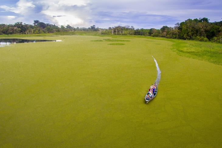 Lancha en río en Leticia