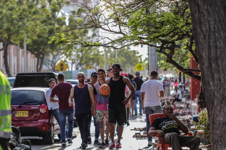 Habitantes de Riohacha haciendo paseando por las calles de la ciudad