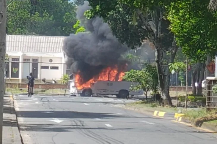 Imagen de atentado en Cali con un bus escolar
