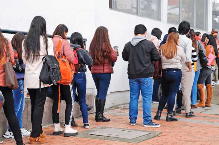 imagen de personas haciendo fila para conseguir empleo