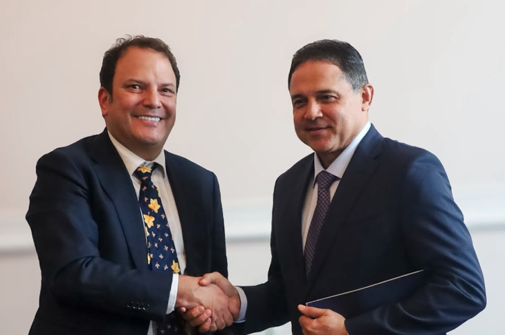 Foto de Andrés Santamaría Director General de Asocapitales y Honorio Henríquez presidente del Congreso 