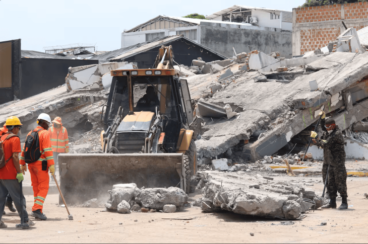 foto de proceso de remoción de escombros tras el terremoto