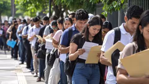 Foto personas haciendo fila para acceder un empleo