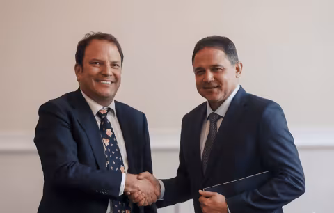 Foto de Andrés Santamaría Director General de Asocapitales y Honorio Henríquez presidente del Congreso 