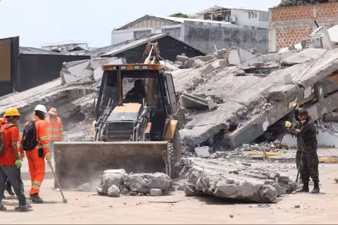foto de proceso de remoción de escombros tras el terremoto