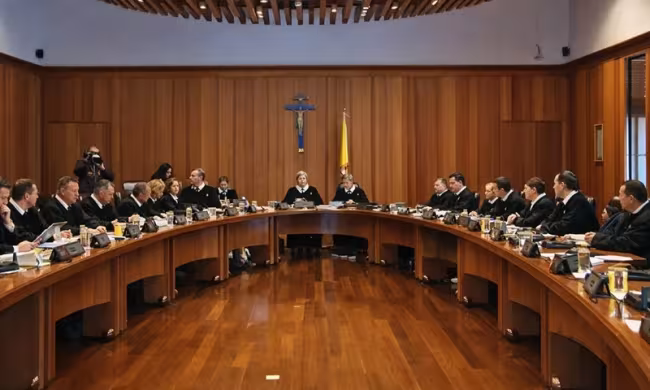 El Consejo de Estado profirió decisión definitiva dentro del proceso de nulidad contra el Decreto 1500 de 2018, norma que redefinía el territorio ancestral de la denominada “Línea Negra” en la Sierra Nevada de Santa Marta y que generó importantes implicaciones en materia de ordenamiento territorial, competencias ambientales y autonomía de las entidades territoriales.  El Decreto ampliaba el sistema de espacios sagrados reconocidos y establecía criterios de coordinación y consulta que impactaban 