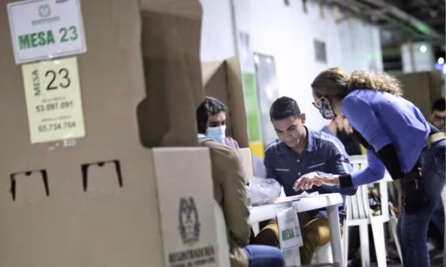 Jurados de votación en medio de conteo de votos