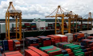 Imagen de un puerto de carga representando los Aranceles a importaciones