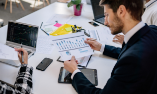 Profesional analizando datos 