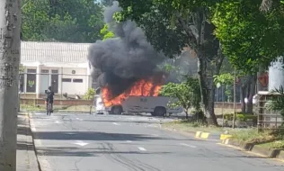 Imagen de atentado en Cali con un bus escolar