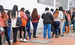 imagen de personas haciendo fila para conseguir empleo