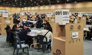 puesto de elección lleno de electores 