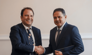 Foto de Andrés Santamaría Director General de Asocapitales y Honorio Henríquez presidente del Congreso 