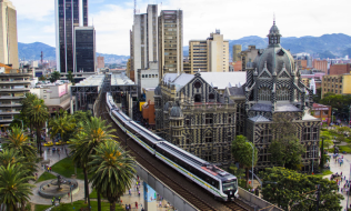 Foto de la Plaza de Botero y el metro de Medellín