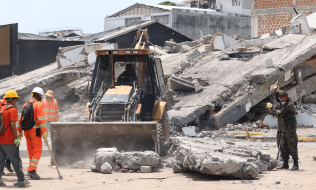 foto de proceso de remoción de escombros tras el terremoto