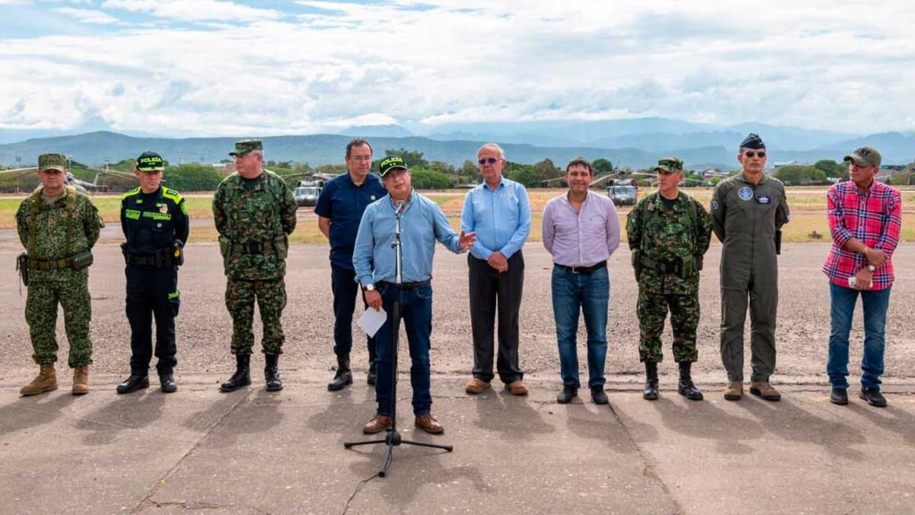 Presidente Petro pide a la Policía más planificación en desplazamientos y no enviar auxiliares a zonas de conflicto