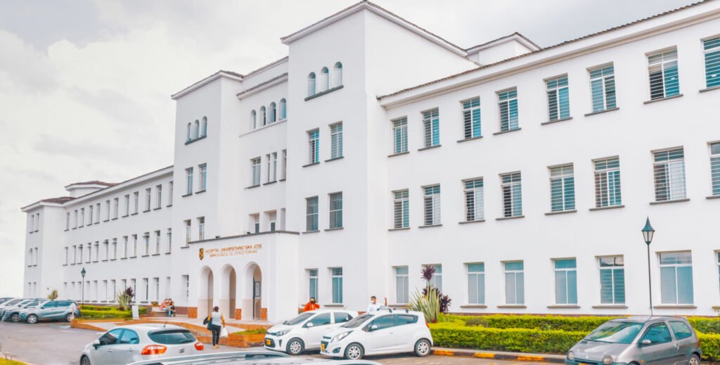 Fachada blanca del Hospital Universitario San José de Popayán