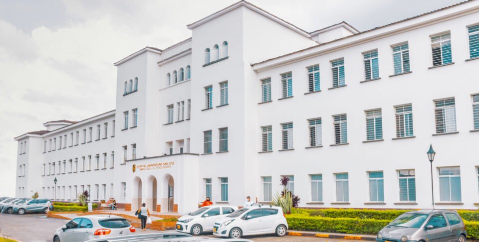 Fachada blanca del Hospital Universitario San José de Popayán